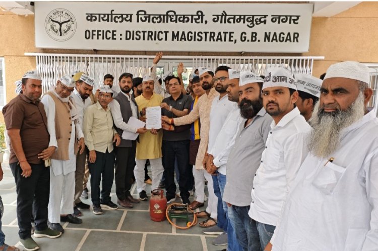गैस सिलेंडर के दामों में वृद्धि और गैस की किल्लत के विरोध में आप ने किया विरोध प्रदर्शन