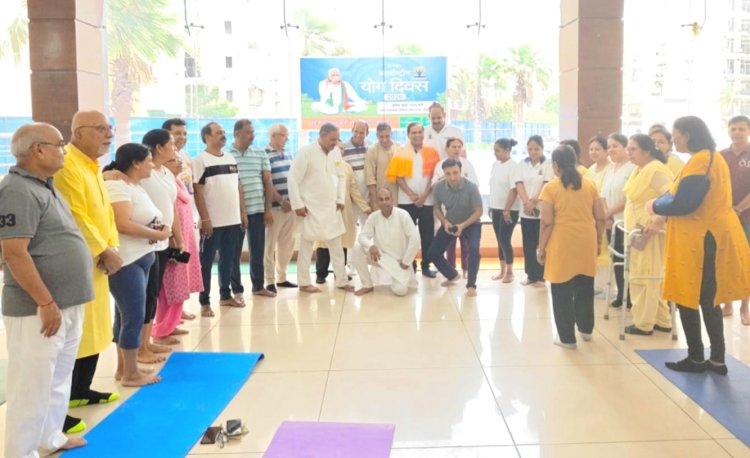 जोडियक सोसाइटी निवासियों ने किया योगाभ्यास 