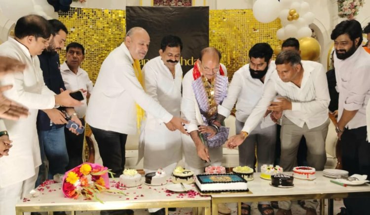 पूर्व मंत्री डीपी यादव का जन्मदिन धूमधाम से मनाया, गुन्नौर से गगन यादव को बनाया प्रत्याशी