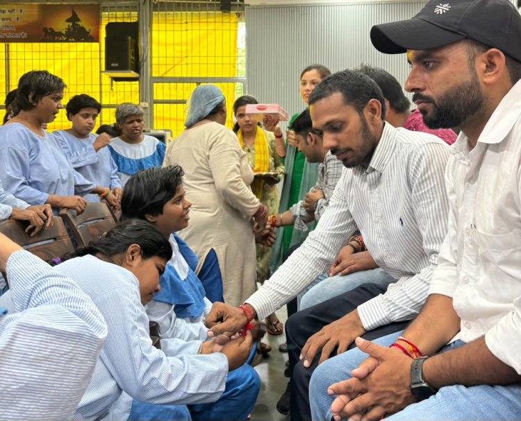 अपना घर आश्रम में महिला प्रभु जी के साथ मनाया राखी उत्सव 